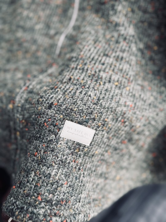 Wełniane Ponczo samochodowe PREMIUM 100% Merino Wool Meadow – MySafeHug (zielony melanż) 0–6 lat