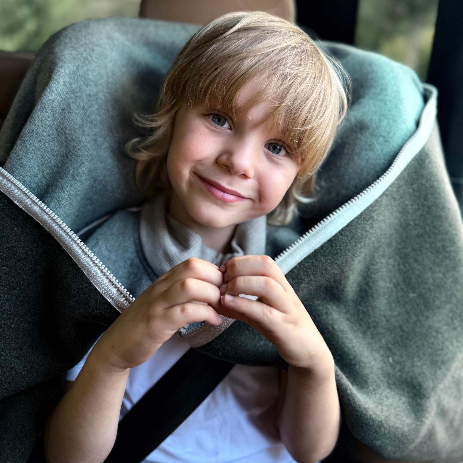 Dziecko samochodzie VOLVO w ponczo samochodowym